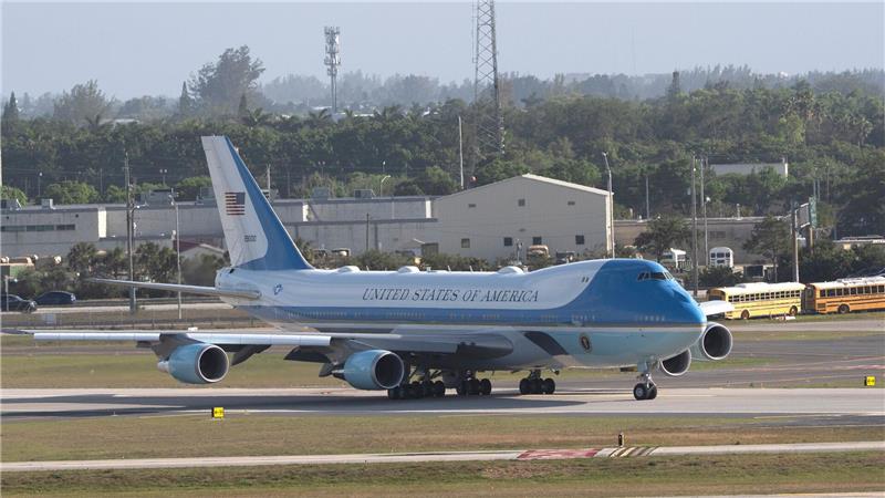Trump echauffiert sich über Selenskyj und Putin Trump spricht regelmäßig mit Journalisten an Bord der Präsidentenmaschine Air Force One.
