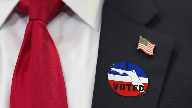 Trump trug nach der Stimmabgabe einen Aufkleber mit dem Wort „voted“ (abgestimmt).