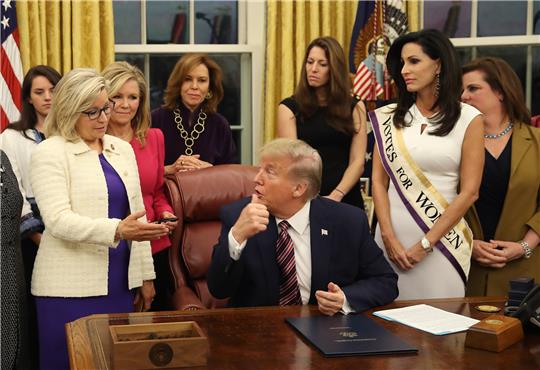 Trump und Cheney (li.) bei einer Unterzeichnungszeremonie für das Frauenwahlrecht im Oval Office
