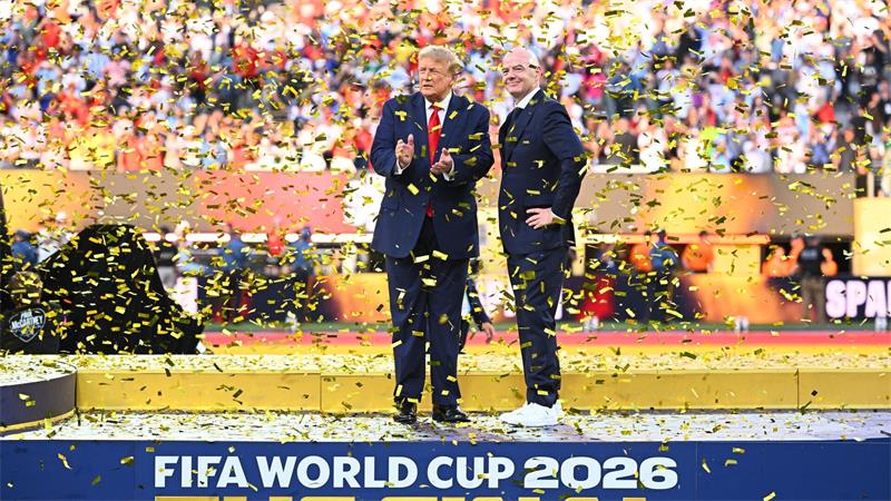 Pfiffe und Forderungen: So lief Trumps Auftritt beim Finale Trump und Infantino alleine im Konfettiregen.
