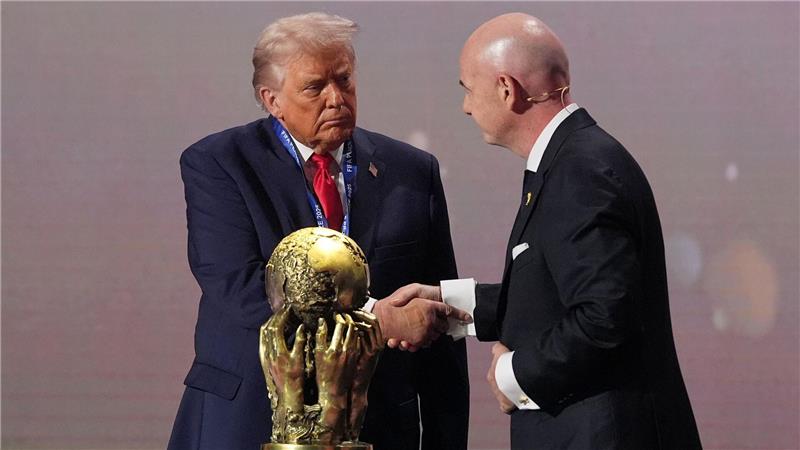 Trump und Infantino geben sich bei der Auslosung die Hand.