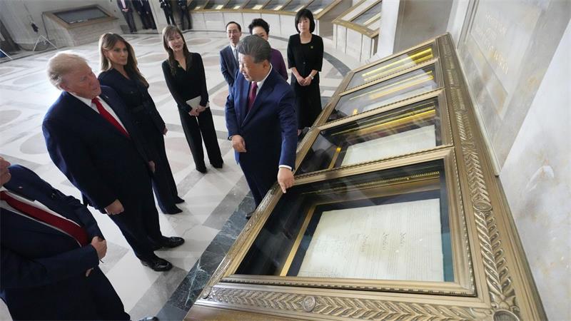 Xi beendet USA-Besuch: Viel Pomp und demonstrative Harmonie Trump und Xi besuchen Nationalarchiv.