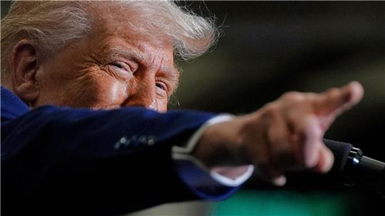 Trump verspricht sich von den neuen Zöllen eine Stärkung der heimischen Industrie. (Archivbild) 