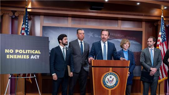 „Trump weist derzeit das Justizministerium an, Jagd auf seine politischen Feinde zu machen“, sagt der demokratische Senator Chris Murphy. 