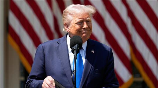 Trump will dem Iran den Geldhahn zudrehen. 