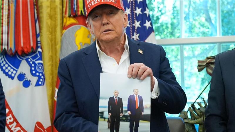 WM-Auslosung in Washington - Trump spricht über Putin-Besuch Trump zeigt ein Foto von sich und Putin.