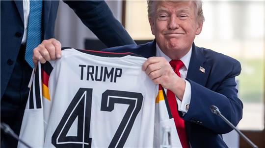 Trump zeigt sein Geschenk zum 80. Geburtstag. 