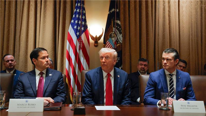US-Regierung lädt Journalist aus Versehen in Geheim-Chat ein Trump zwischen seinen Ministern Rubio (links) und Hegseth (rechts).