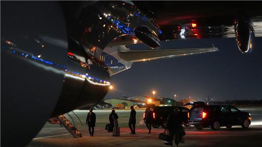 Trumps Sprecherin sprach von einem „kleinen elektrischen Problem“ an Bord der Maschine.