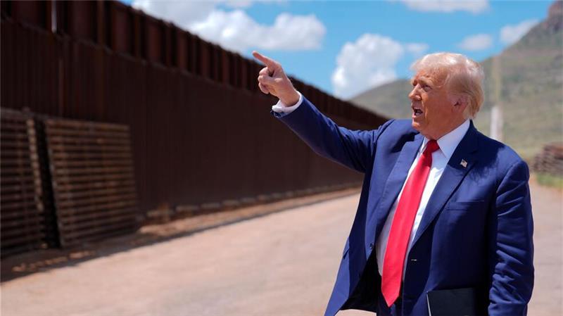 Diktator „nur am ersten Tag“: Was Trump sofort umsetzen will Trumps wichtigstes Thema im Wahlkampf: irreguläre Migration. Mehrfach reiste er an die Grenze zu Mexiko. (Archivbild)