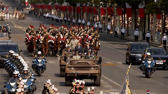 Truppen der Länder der Koalition der Willigen führten die Militärparade zum französischen Nationalfeiertag an.