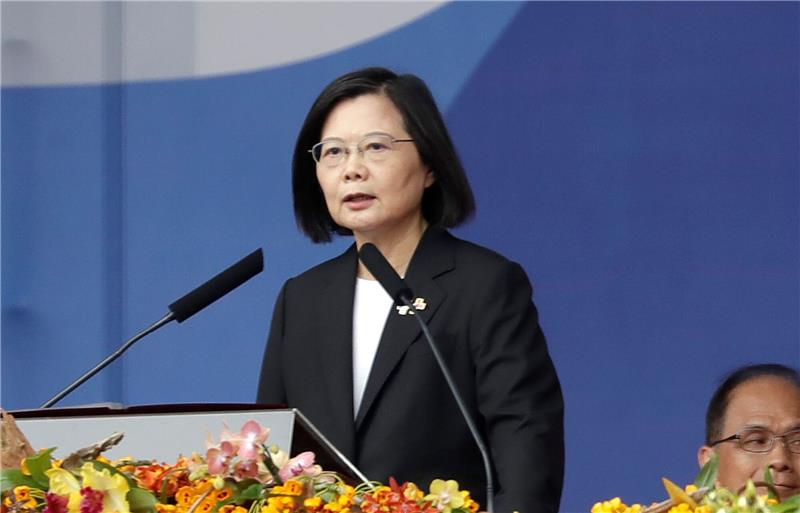 Taiwans Präsidentin mahnt zu Frieden in der Taiwanstraße Tsai Ing-wen, Präsidentin von Taiwan, hält eine Rede während der Feierlichkeiten zum Nationalfeiertag vor dem Präsidialgebäude. Taiwans Präsidentin Tsai Ing-wen hat anlässl