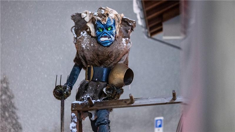 „Tschaeggaettae“, maskierte Teilnehmer in großen Pelzkostümen, ziehen durch die Straßen des Dorfes Wiler im Lötschental in der Südwestschweiz. 