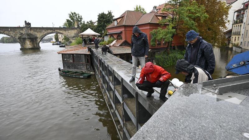 Regen ohne Ende: Nachbarländer rüsten sich vor Hochwasser Tschechiens Hauptstadt Prag wappnet sich gegen ein drohendes Hochwasser.