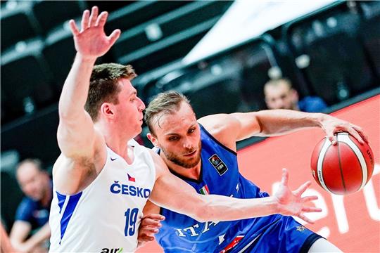Tschechiens Ondrej Sehnal (l) und Italiens Stefano Tonut kämpfen um den Ball.