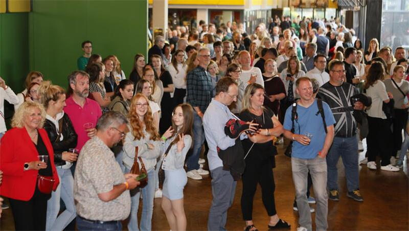 Einmal noch in die Goldene Aue: Mehr als 700 Ehemalige kommen Tschüss, Goldene Aue: Das Forum des zum Abriss freigegebenen Schulzentrums füllt sich im Lauf des Abends immer mehr.