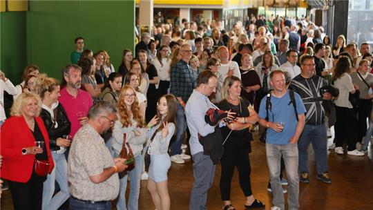 Tschüss, Goldene Aue: Das Forum des zum Abriss freigegebenen Schulzentrums füllt sich im Lauf des Abends immer mehr.