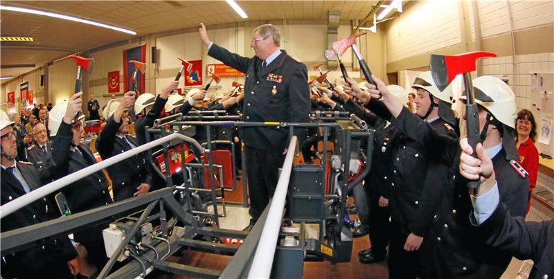 Erster Stadtrat Burkhard Siebert geht in Ruhestand Tschüss an alle: Im Februar 2018 verabschiedet die Feuerwehr Goslar Burkhard Siebert in die Altersabteilung – übrigens auch nicht endgültig. Nach einer Gesetzesänderung ist er ein Jahr später zurück im aktiven Dienst. Foto: GZ-Archiv