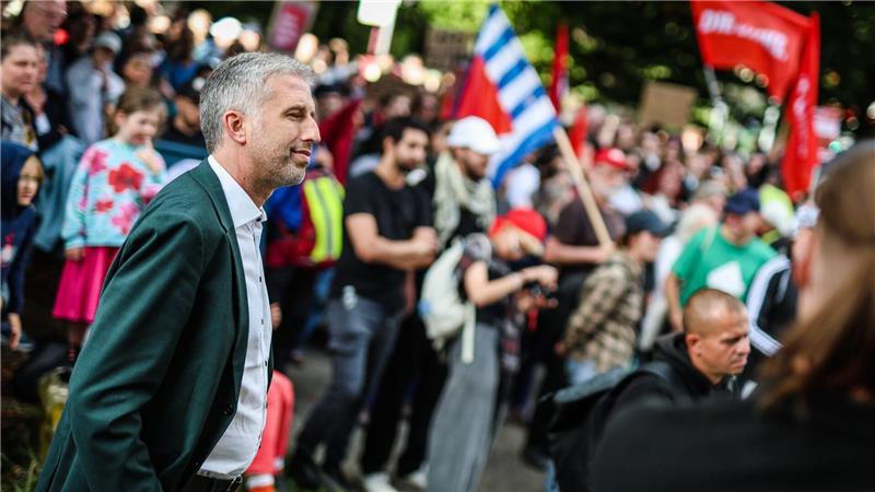 Tübingens Oberbürgermeister Boris Palmer (Parteilos, l) kommt zu seiner Diskussionsrunde mit dem AfD-Landesvorsitzendem Frohnmaier zum Austragungsort, der Hermann-Hepper-Halle, vor der eine Demonstration der Linken gegen die AfD stattfindet.