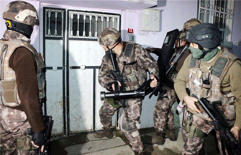 Türkei: 147 Verdächtige wegen IS-Verbindungen festgenommen Türkische Polizisten nahmen 33 Razzien vor (Archivfoto).