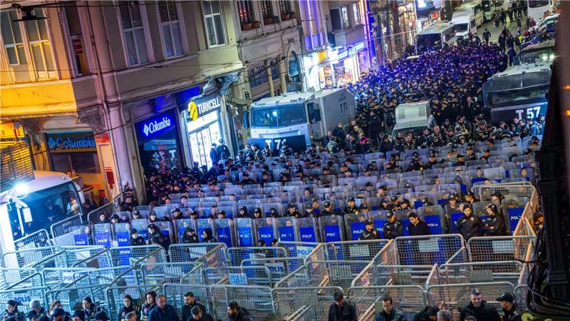 Türkische Polizisten sperren eine Strasse ab.