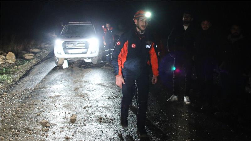 Türkische Rettungsteams suchen nach Überresten des Flugzeugs.