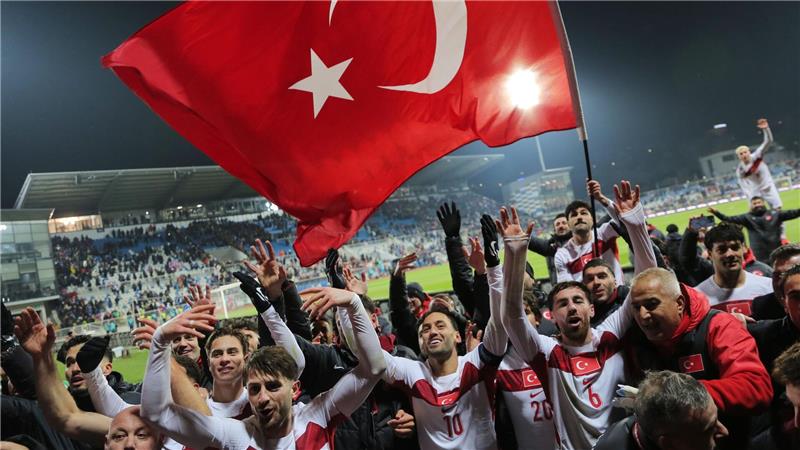 Türkische Spieler feiern den Sieg.