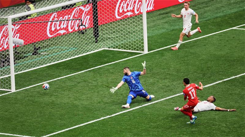 Türoffner für die Schweiz: Vargas erzielt das 1:0.