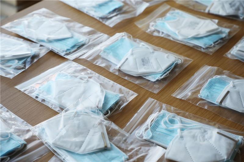 Mangelhafte Masken im Wert von 20 Millionen Euro verkauft Tüten mit funktionstüchtigen FFP2-Masken und OP-Masken. (Symbolbild)