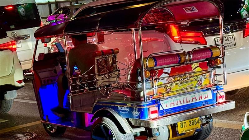 Knatternde Legende: Bangkoks Tuk-Tuks vor dem Aus? Tuk-Tuks gehören seit Jahrzehnten zum Stadtbild in Thailand.