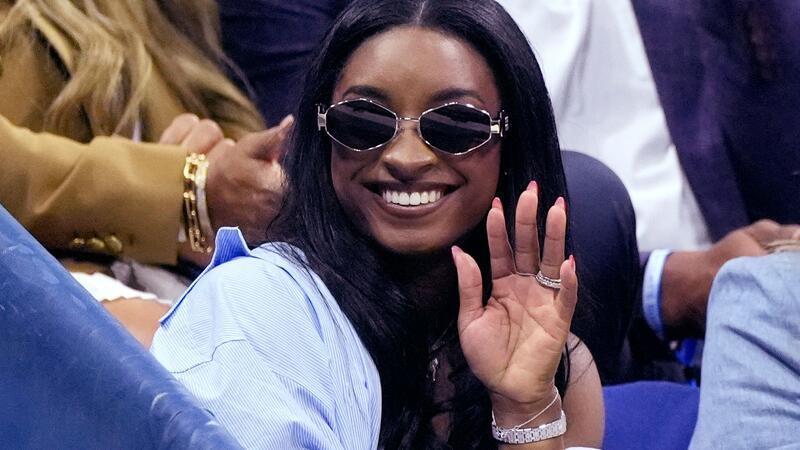 „Keine Lösung“: Mitfavoritin Swiatek scheitert bei US Open Turn-Superstar Simone Biles genoss den Sieg von Jessica Pegula aus der ersten Reihe auf der Ehrentribüne.