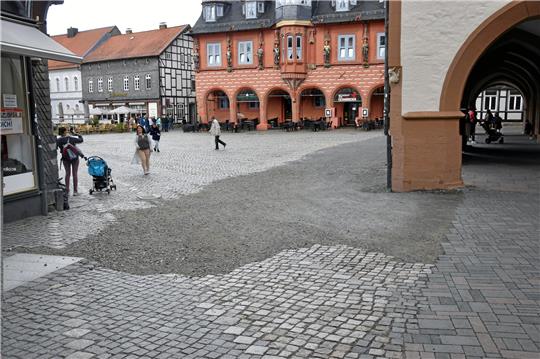 Tut Goslar zu wenig für den Erhalt seiner Welterbesubstanz? Allein 14,4 Millionen Euro hat die elf Jahre lange Sanierung des Rathauses gekostet. Architekt und Studien-Autor Henning Frase bemängelt unter anderem das seit Jahren fehlende Pflaster vor eben jenem Rathaus auf dem Marktplatz. Foto: Roß