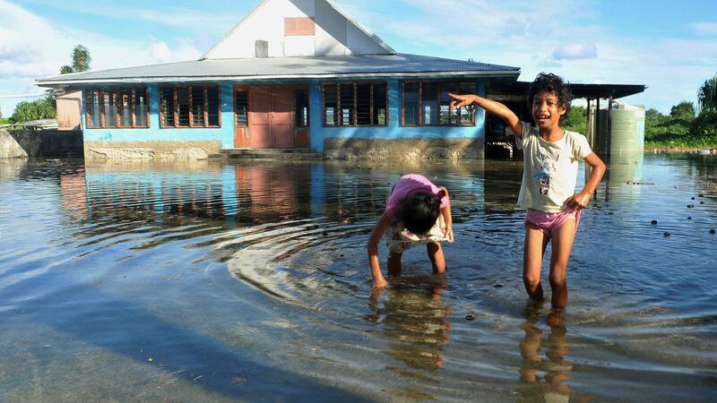 Australien nimmt Klimaflüchtlinge aus Tuvalu auf Tuvalu könnte in 100 Jahren versunken sein..