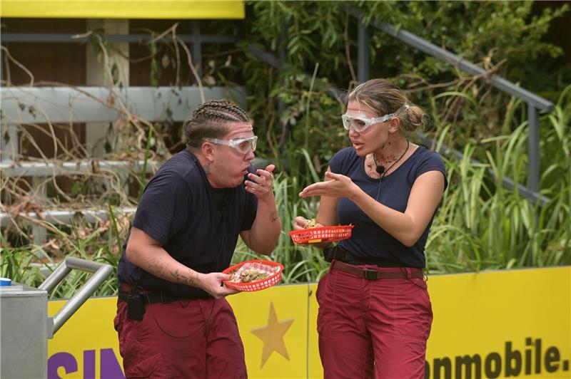 Dschungelcamp: „Das sind manchmal die größten Spinner” Twenty4Tim und Kim Virginia probieren einen Snack, bestehend aus Krokodilpenis, Innereien-Soße, Stinketofu-Senf, Kakerlaken-Bun und Röst-Maden-Zwiebeln.