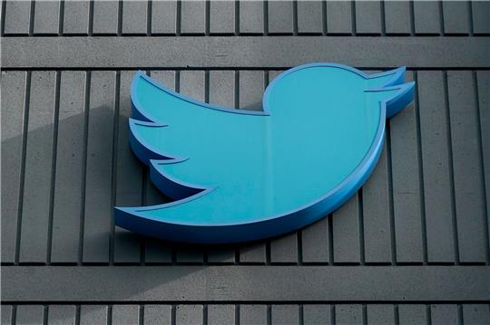 Twitter verdient weiterhin deutlich weniger mit Anzeigen als vor der Übernahme durch Elon Musk.