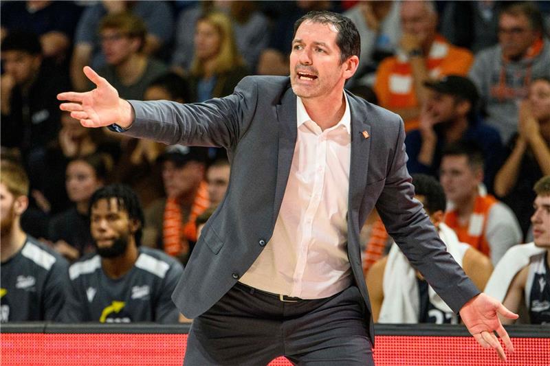 Ty Harrelson, Trainer von Rasta Vechta gibt taktische Anweisungen.