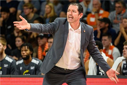 Ty Harrelson, Trainer von Rasta Vechta gibt taktische Anweisungen.