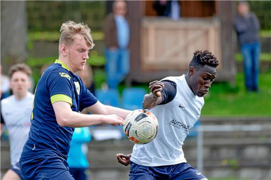 Tyler Bauer (l.), hier im Zweikampf mit dem Salzgitteraner Yacuba Cisse, markiert den 2:1-Siegtreffer gegen den SCU. Foto: Drechsler