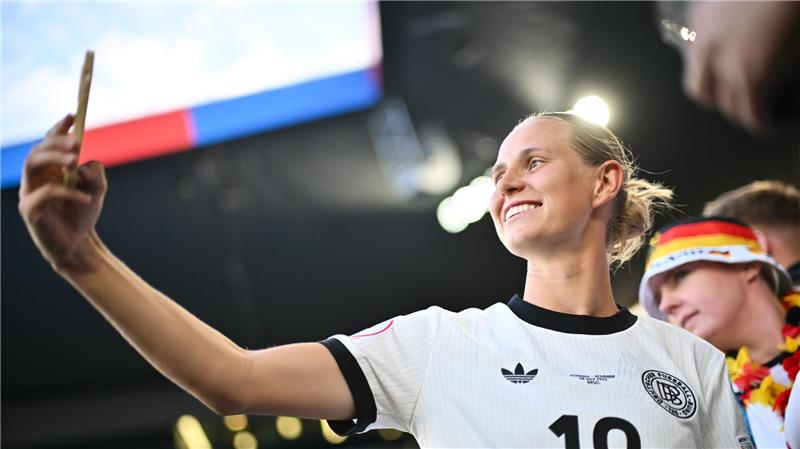 Auch ohne gehäkeltes Maskottchen: Klara Bühl stürmt voran Typisches Lächeln von Klara Bühl.