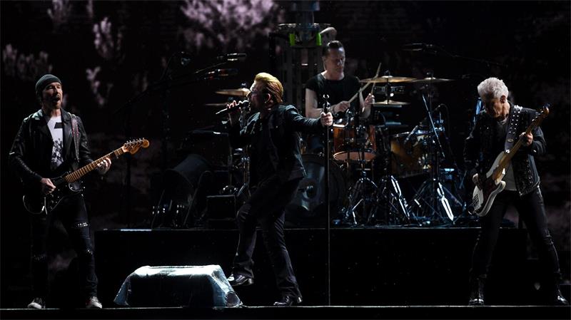 U2 begeisterten ihre Fans auch 2017 bei ihrer „The Joshua Tree“-Tour im Olympiastadion. (Archivbild)