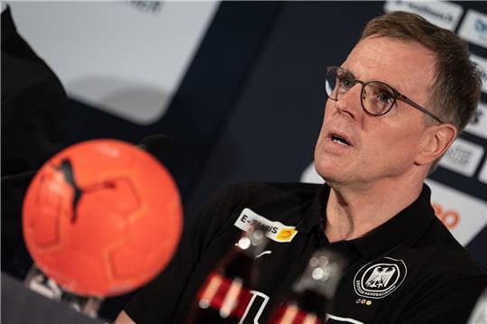 U20/21-Bundestrainer Martin Heuberger spricht zu den Journalisten.