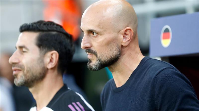U21-Nationaltrainer Antonio Di Salvo (r) erlebte einen höchst intensiven Abend.