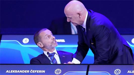 UEFA-Boss Aleksander Ceferin (l) und FIFA-Boss Gianni Infantino sind die Rivalen im Machtkampf der Fußball-Funktionäre. (Archivbild) 