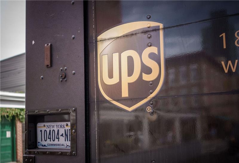 UPS streicht 12.000 Stellen UPS erwartet für dieses Jahr einen leichten Umsatzanstieg auf rund 92 bis 94,5 Milliarden Dollar.