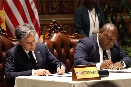 US-Außenminister Antony Blinken (l) und Premierminister James Marape unterzeichnen die Verteidigungskooperation.