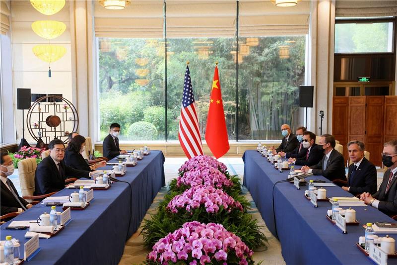 US-Außenminister Antony Blinken (r) und sein chinesischer Amtskollege Qin Gang (l) sitzen sich mit ihren Delegationen im Pekinger Staatsgästehaus Diaoyutai gegenüber.