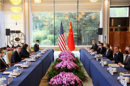 US-Außenminister Antony Blinken (r) und sein chinesischer Amtskollege Qin Gang (l) sitzen sich mit ihren Delegationen im Pekinger Staatsgästehaus Diaoyutai gegenüber.