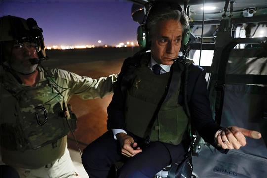US-Außenminister Antony Blinken (r) verlässt die internationale Zone in Bagdad mit einem Helikopter.