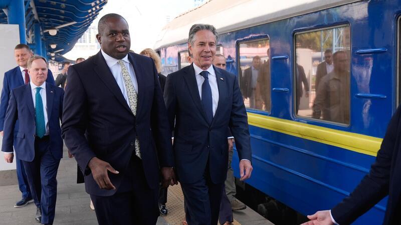 Blinken besucht Kiew - Ukraine hofft auf Weitschusserlaubnis US-Außenminister Antony Blinken und der britische Außenminister David Lammy sind zu Gesprächen in die ukrainische Hauptstadt Kiew gereist.