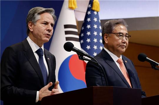 US-Außenminister Antony Blinken und der südkoreanische Außenminister Park Jin (r.) in Seoul.